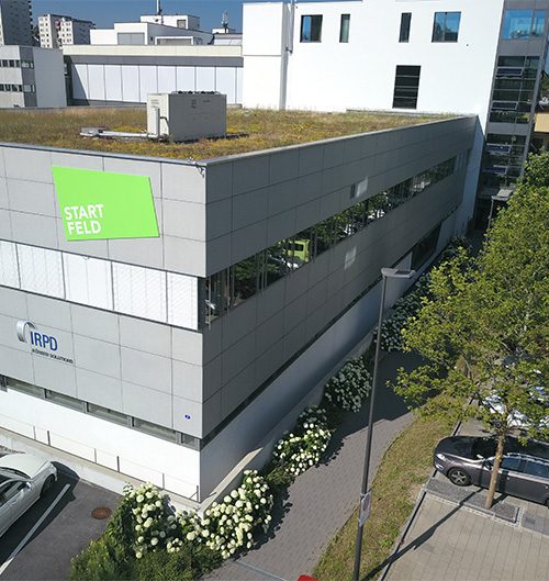 Gebäude des Switzerland Innovation Park Ost in St.Gallen mit Startfeld-Schriftzug, von oben fotografiert