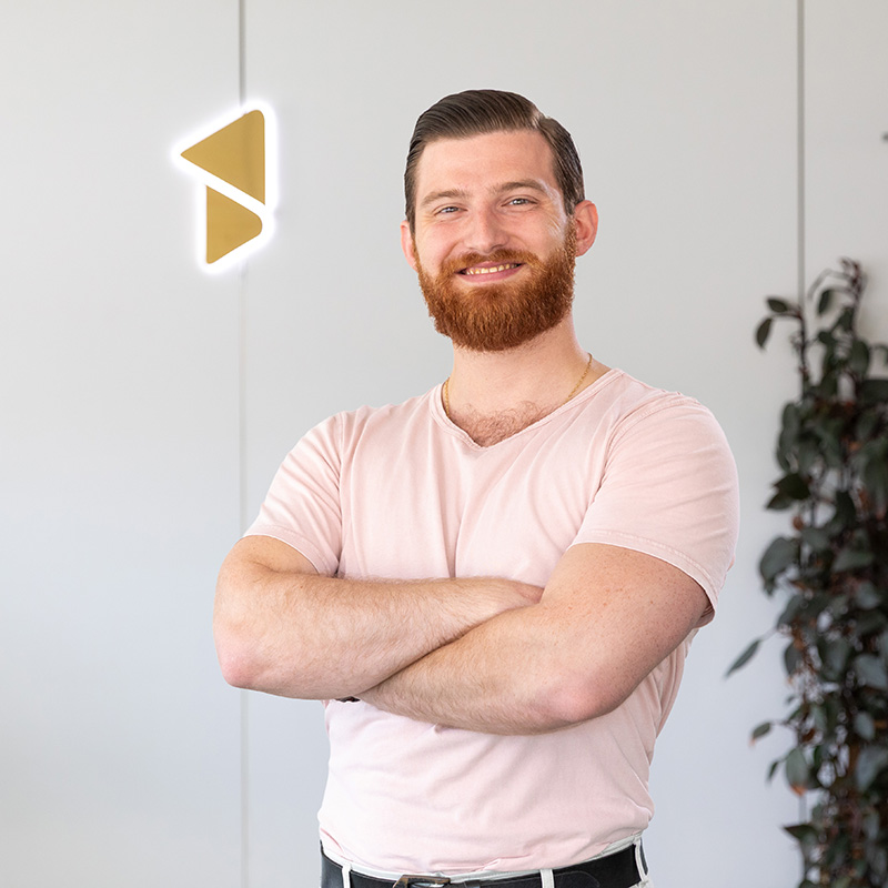 Alexander Kortschmitt vor dem beleuchteten FirstMedia-Zeichen