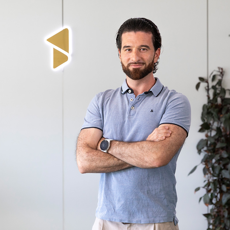Lukas Eggenberg vor dem beleuchteten FirstMedia-Zeichen