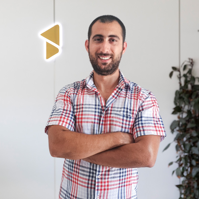 Mert Sengüzel vor dem beleuchteten FirstMedia-Zeichen
