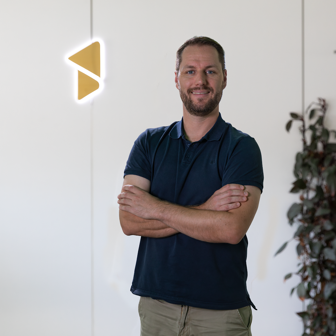 Roger Zwicker vor dem beleuchteten FirstMedia-Zeichen