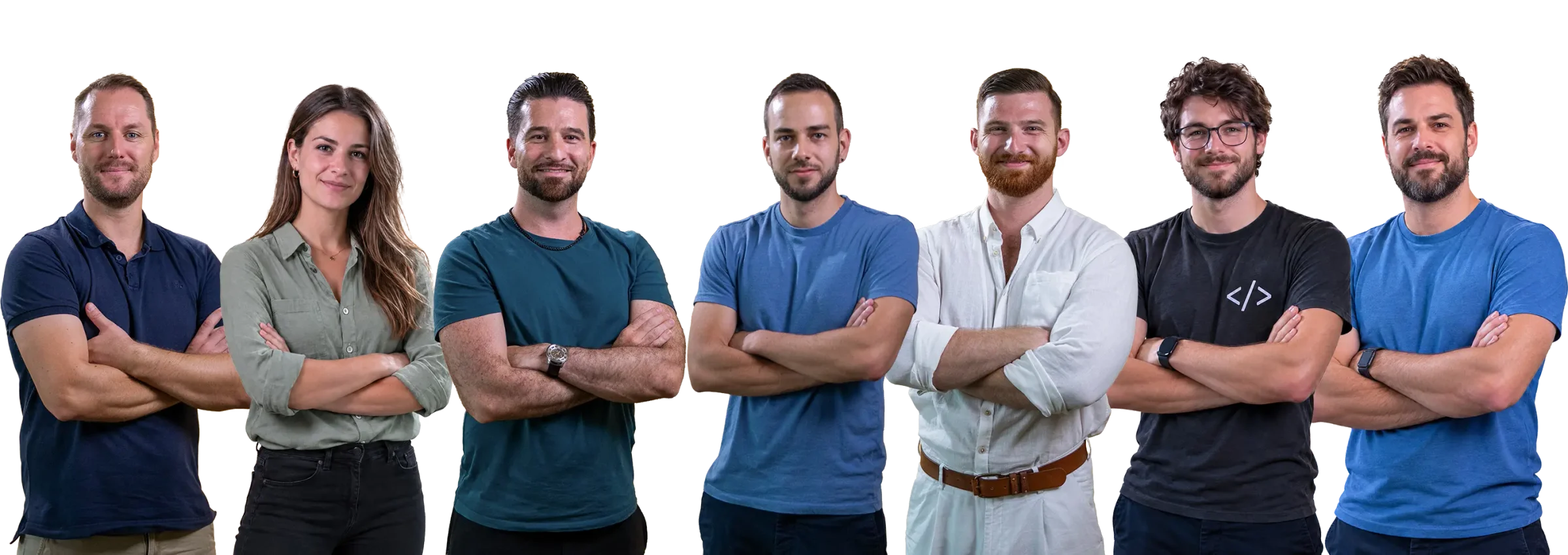 Das Team von FirstMedia Solutions: sieben Personen stehen mit verschränkten Armen nebeneinander